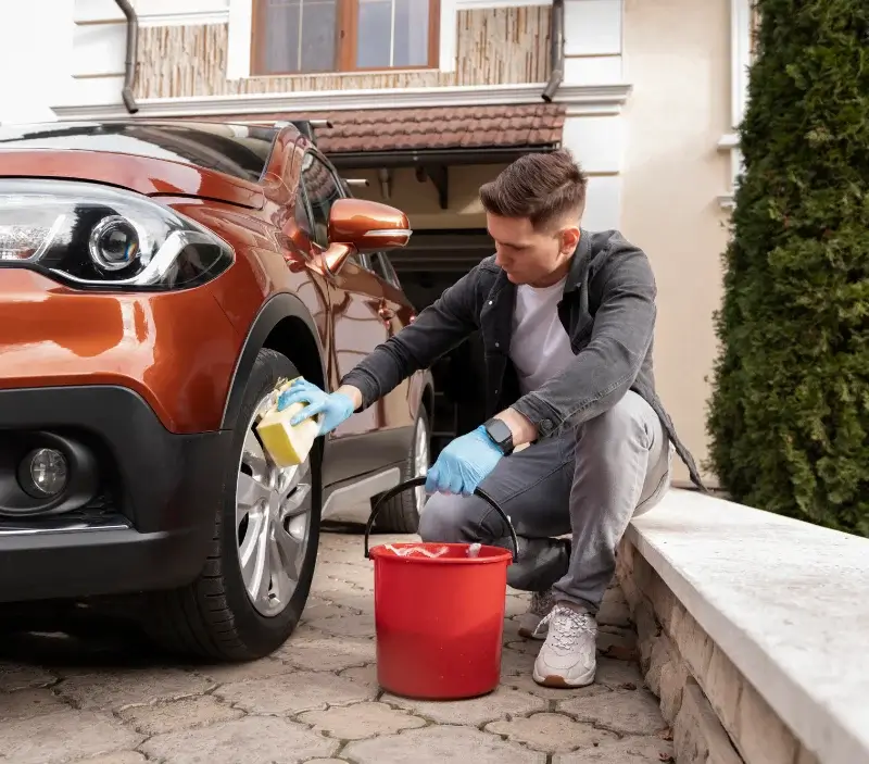 Lavage auto à domicile Barre-des-Cévennes : professionnel intervenant sur un véhicule